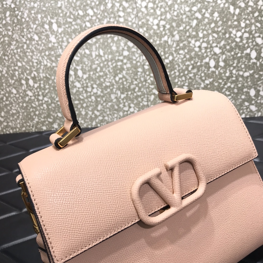 V**entino全新春夏VSling手袋以簡約大方的立体外观搭配哑光VLogo可手拎背带长度可调节想怎