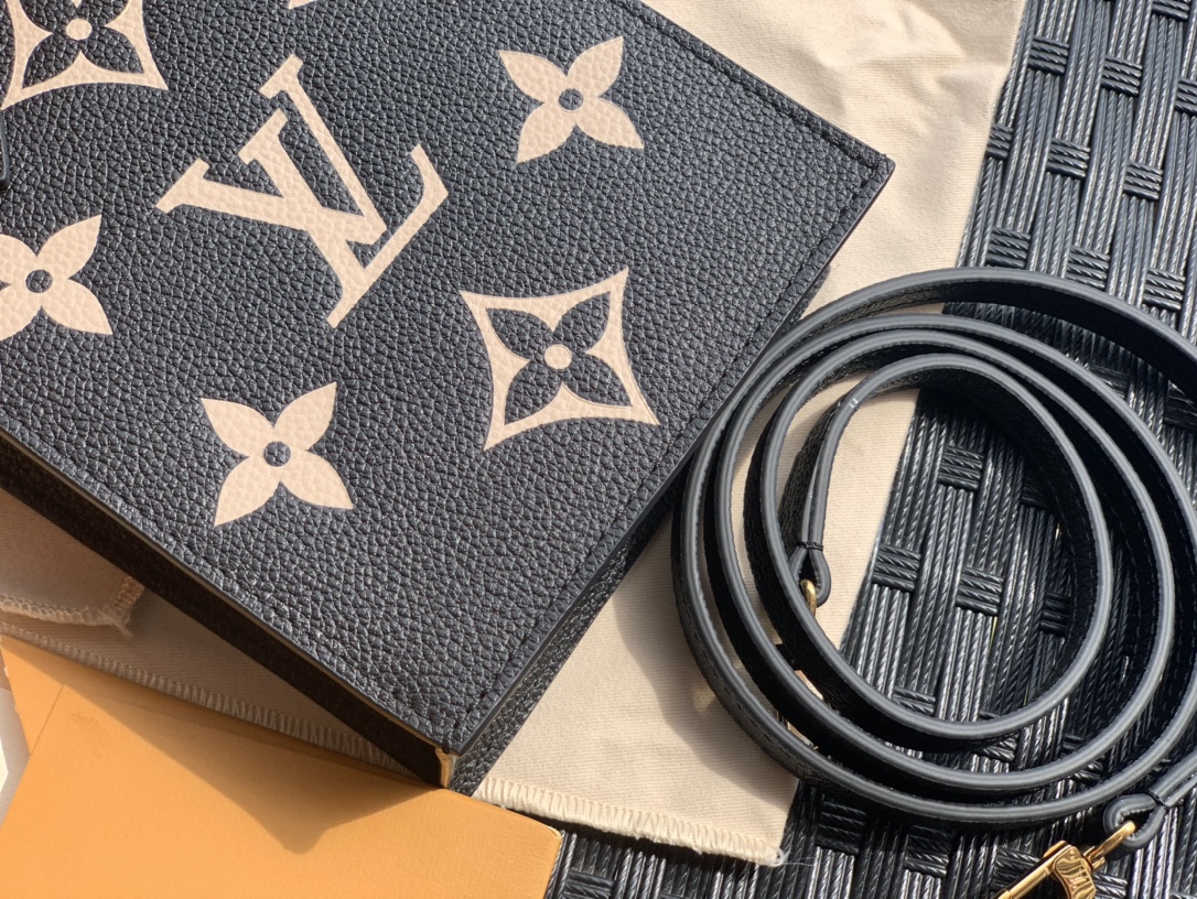 🌼 m57937尺寸14-17-5CM 热卖新款🌼Petit Sac 🌼Plat 系列迷你琴谱包。这款是