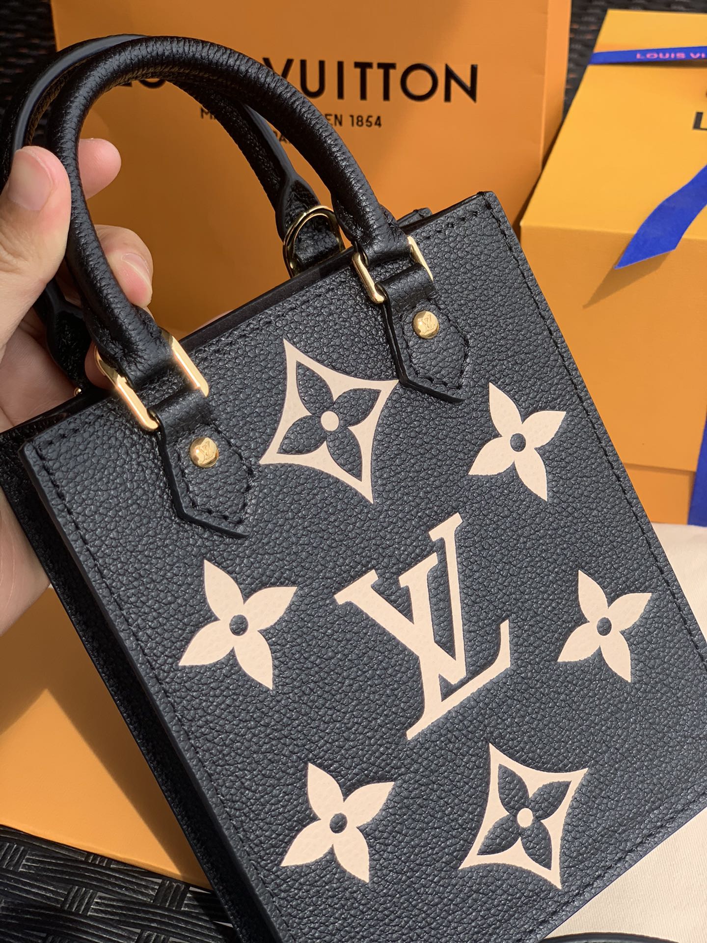 🌼 m57937尺寸14-17-5CM 热卖新款🌼Petit Sac 🌼Plat 系列迷你琴谱包。这款是