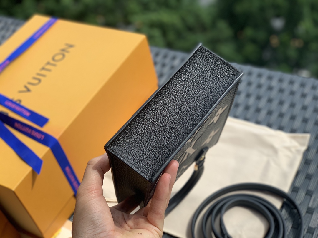 🌼 m57937尺寸14-17-5CM 热卖新款🌼Petit Sac 🌼Plat 系列迷你琴谱包。这款是