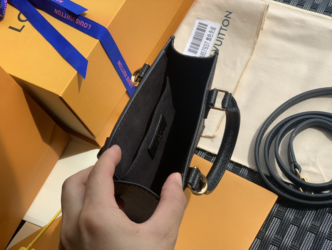 🌼 m57937尺寸14-17-5CM 热卖新款🌼Petit Sac 🌼Plat 系列迷你琴谱包。这款是