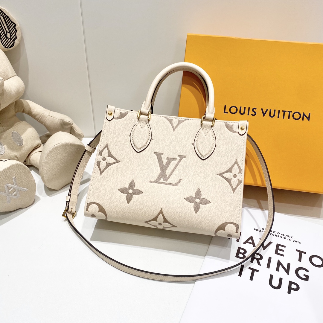 NO:178380,M45654 ONTHEGO small handbag 25 x 19 x 11.5 cm Onthego small Tote bag draws inspiration from the classic SacPlat handbags of the year, Monogram Empreinte leather achievement miniature version with an embossed Medium Bicolor Monogram pattern, which can store everyday needs such as iPad Mini. Flexible handles and removable shoulder straps are a rich choice of carry-on options., manolo blahnik19860909M45654 ONTHEGO小号手袋 25 x 19 x 11.5 厘米 Onthego小号Tote包向年的经典SacPlat手袋汲 取灵感,以压印MediumBicolorMonogram图案的 Monogram Empreinte皮革成就缩微版本,可收纳iPad Mini等日常所需.灵活手柄和可拆卸肩带丰富背携选择.,,manolo blahnik,Bag