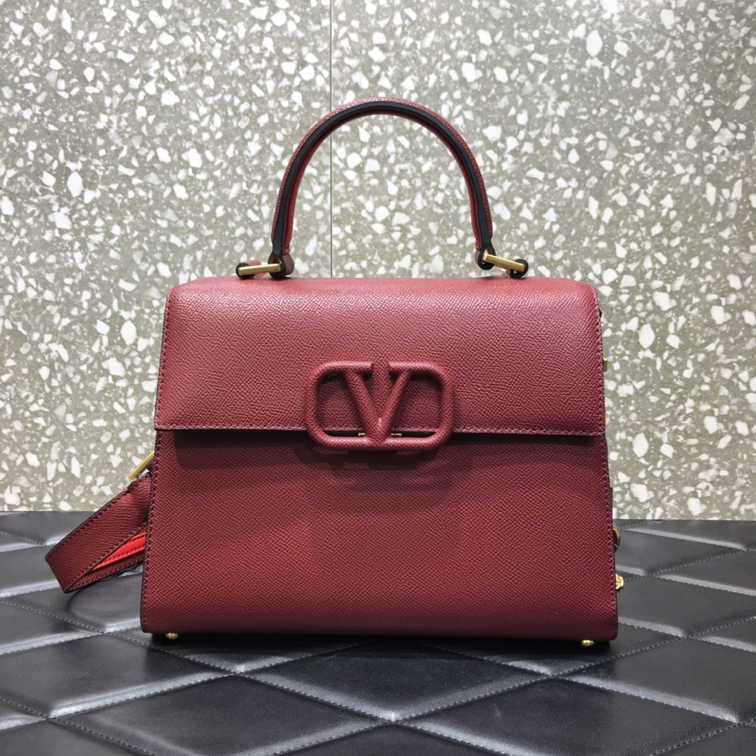 V**entino全新春夏VSling手袋以簡約大方的立体外观搭配哑光VLogo可手拎背带长度可调节想怎