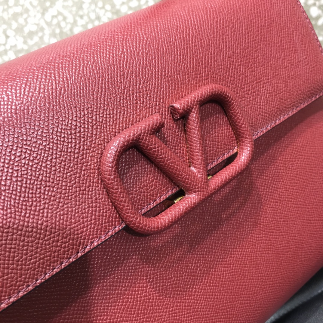 V**entino全新春夏VSling手袋以簡約大方的立体外观搭配哑光VLogo可手拎背带长度可调节想怎