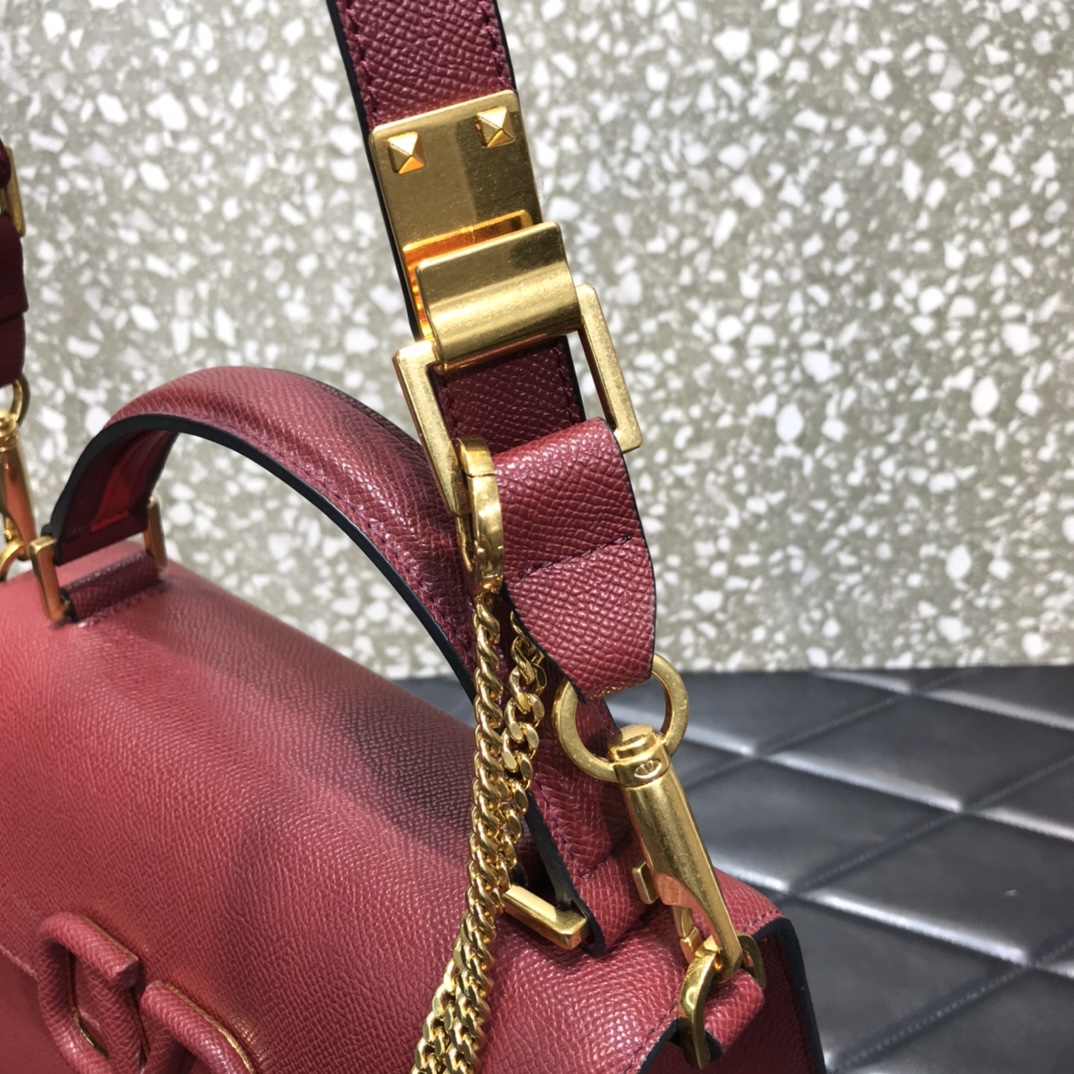 V**entino全新春夏VSling手袋以簡約大方的立体外观搭配哑光VLogo可手拎背带长度可调节想怎