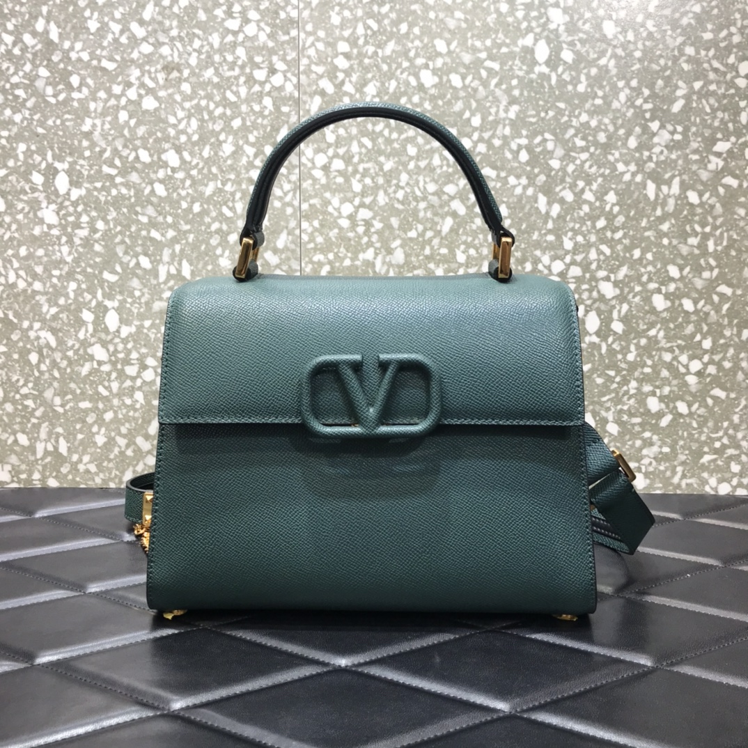 V**entino全新春夏VSling手袋以簡約大方的立体外观搭配哑光VLogo可手拎背带长度可调节想怎