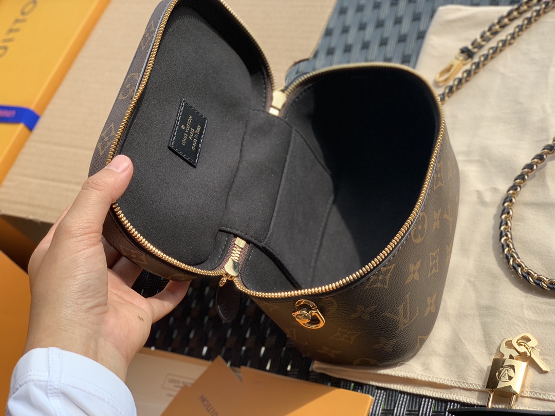 🌼 m45165尺寸19-13-11cm 又是一款爆款推荐！这款VANITY老花化妆包实在太火了🔥。前面