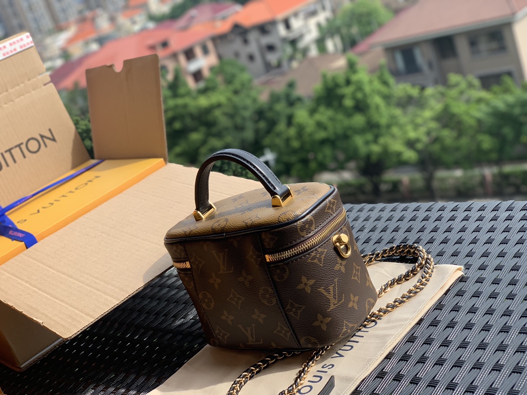 🌼 m45165尺寸19-13-11cm 又是一款爆款推荐！这款VANITY老花化妆包实在太火了🔥。前面