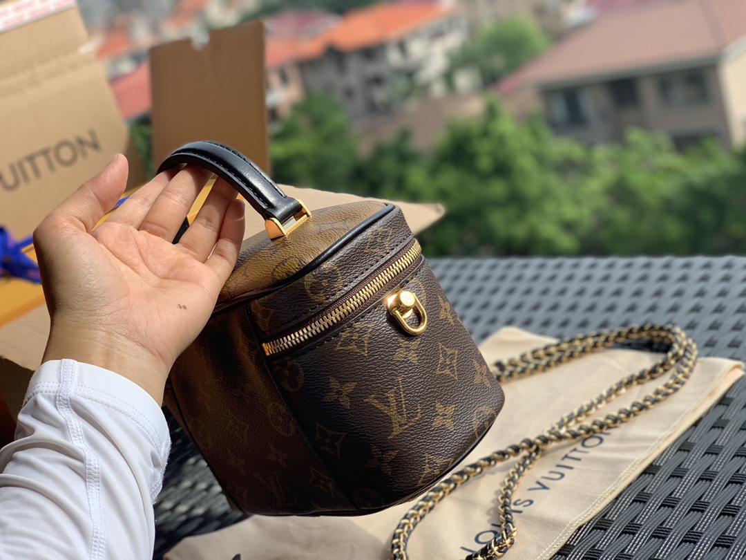 🌼 m45165尺寸19-13-11cm 又是一款爆款推荐！这款VANITY老花化妆包实在太火了🔥。前面