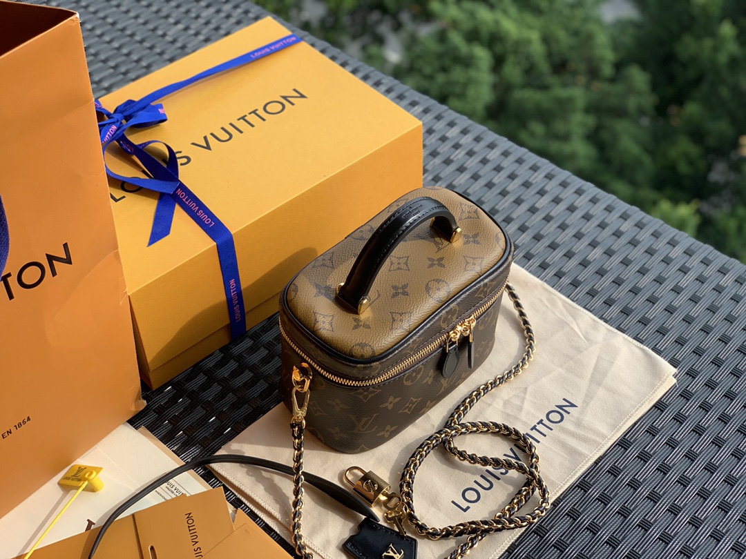 🌼 m45165尺寸19-13-11cm 又是一款爆款推荐！这款VANITY老花化妆包实在太火了🔥。前面