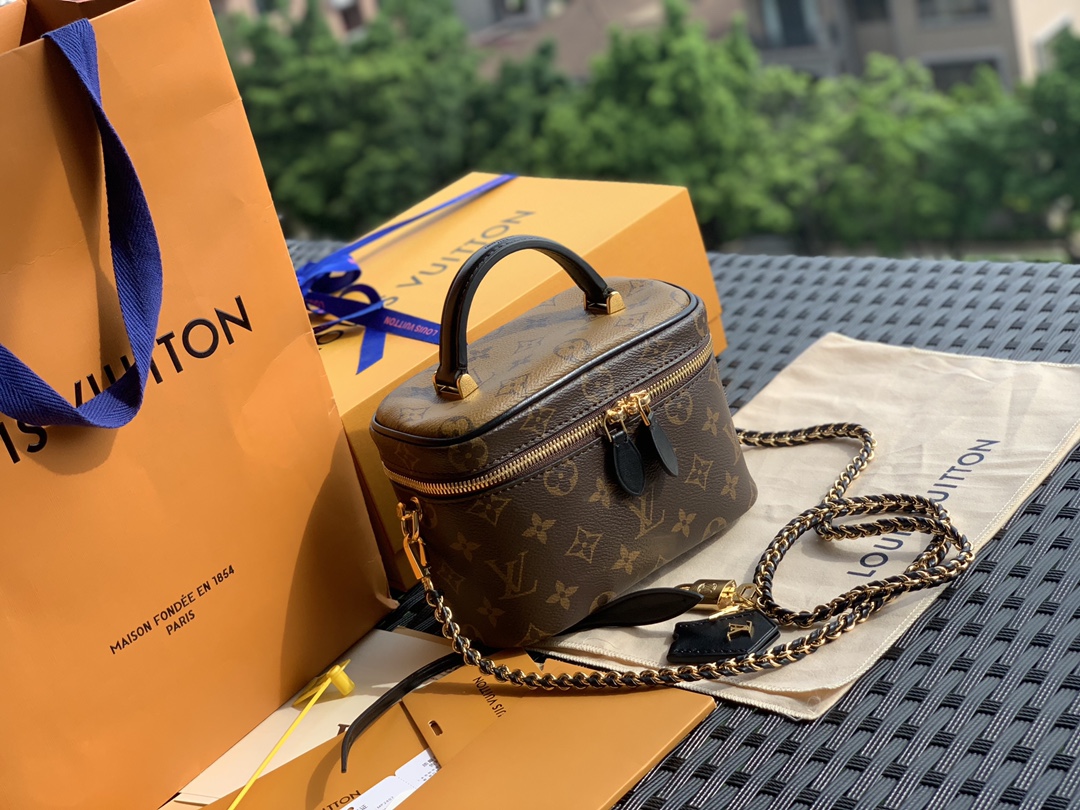 🌼 m45165尺寸19-13-11cm 又是一款爆款推荐！这款VANITY老花化妆包实在太火了🔥。前面