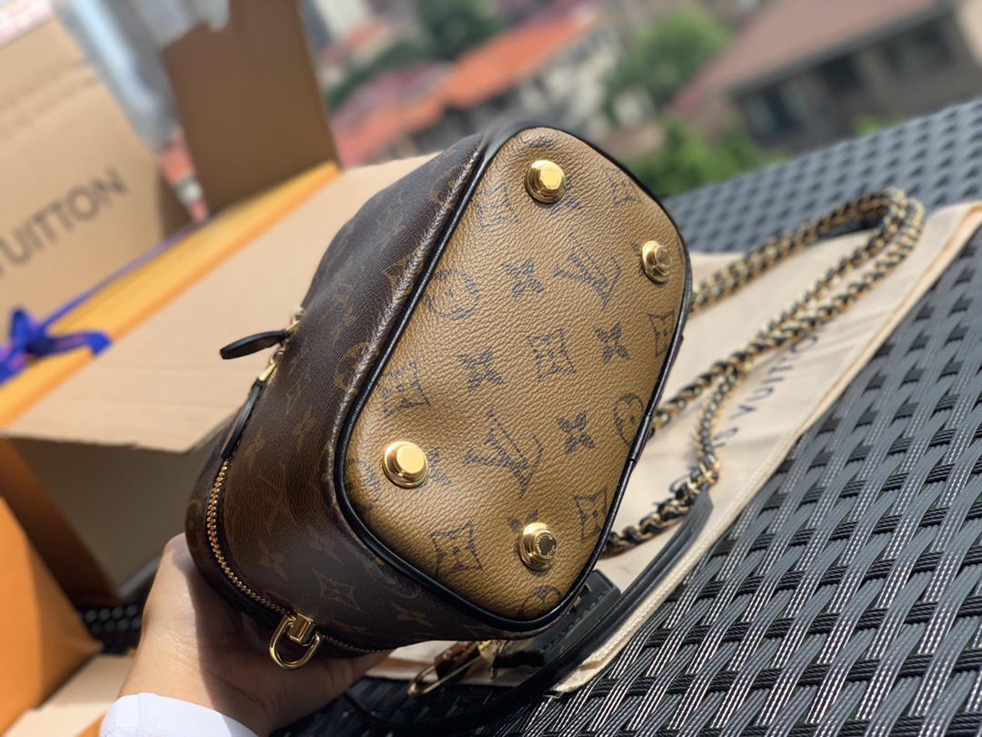 🌼 m45165尺寸19-13-11cm 又是一款爆款推荐！这款VANITY老花化妆包实在太火了🔥。前面