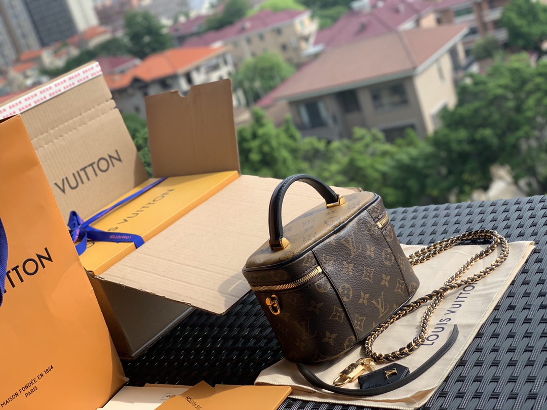 🌼 m45165尺寸19-13-11cm 又是一款爆款推荐！这款VANITY老花化妆包实在太火了🔥。前面