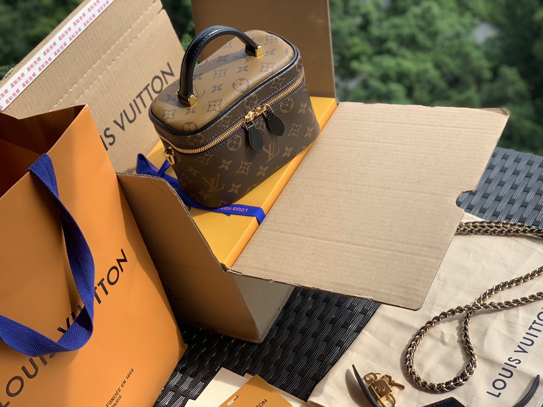 🌼 m45165尺寸19-13-11cm 又是一款爆款推荐！这款VANITY老花化妆包实在太火了🔥。前面