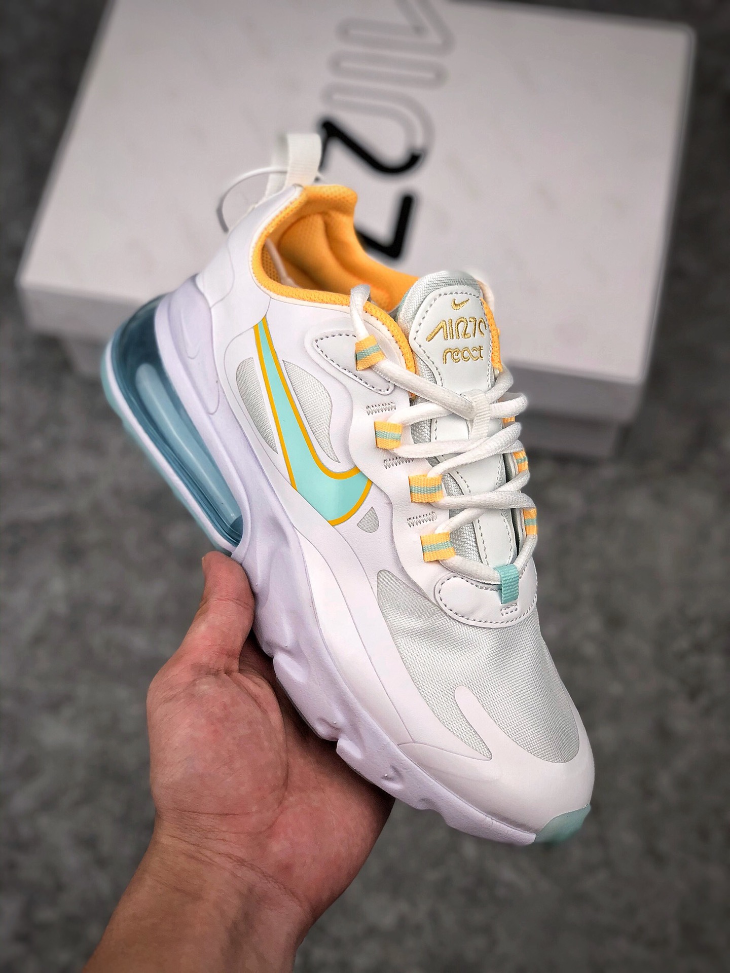  支持放店
Air Max 270 React 白蓝黄
瑞亚赛车系列 后半掌气垫百搭运动慢跑鞋
正确密织鞋面材质区别市面错误版本#独立私模回弹气垫大底打造动感视觉和舒适脚感的双重体验
官方货号：DJ3027 100
Size：36 36.5 37.5 38 38.5 39 40 40.5 41 42 42.5 43 44 44.5 45