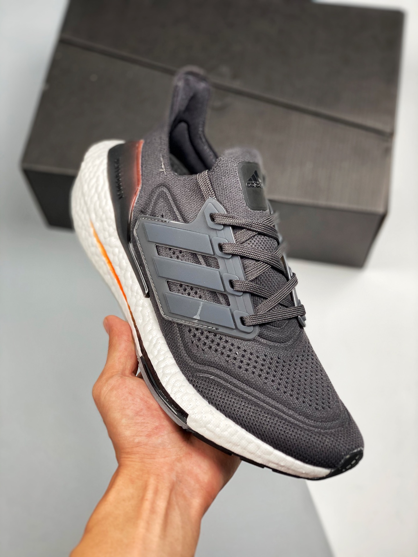 Ultra Boost 7.0 Negro Carbón. Disponible en tiendas oficiales. Lanzamiento inicial con fotos reales. En comparación con…