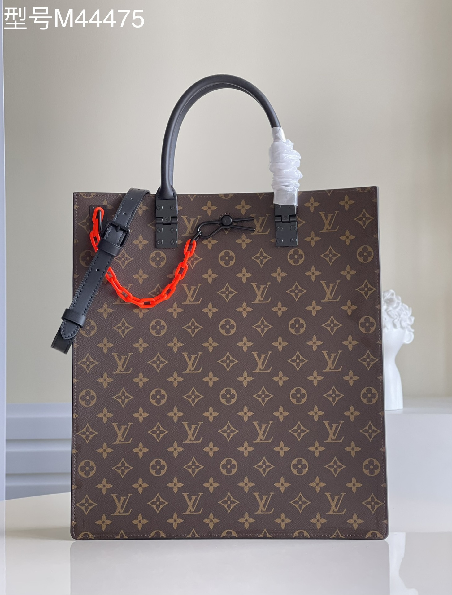 NO:397105,【Exclusive real shot M44475】Men's art director Virgil Abloh injects urban atmosphere with his modern vision with his classic Louis Vuitton Sac Plat handbag. This classic LV Monogram canvas handbag is decorated with a contrasting resin chain strap, and adopts a spacious bag design to facilitate access to items. Practical large-size design, both hand-held and shoulder-to-back. 36.0 x 36.0 x 9.0 cm .e.830,LV [original leather],louis vuitton,louis vuitton19860909【独家实拍M44475】 男装艺术总监Virgil Abloh以其现代视野为经典的路易威登Sac Plat手袋注入都市气息.此款经典的LV Monogram帆布手袋饰有对比色树脂链带,采用宽敞的袋口设计,方便取用物品.实用的大尺寸设计,既可手挽,亦可肩背.36.0 x 36.0 x 9.0 cm .e.830,LV【原厂皮】,louis vuitton,louis vuitton,Bag