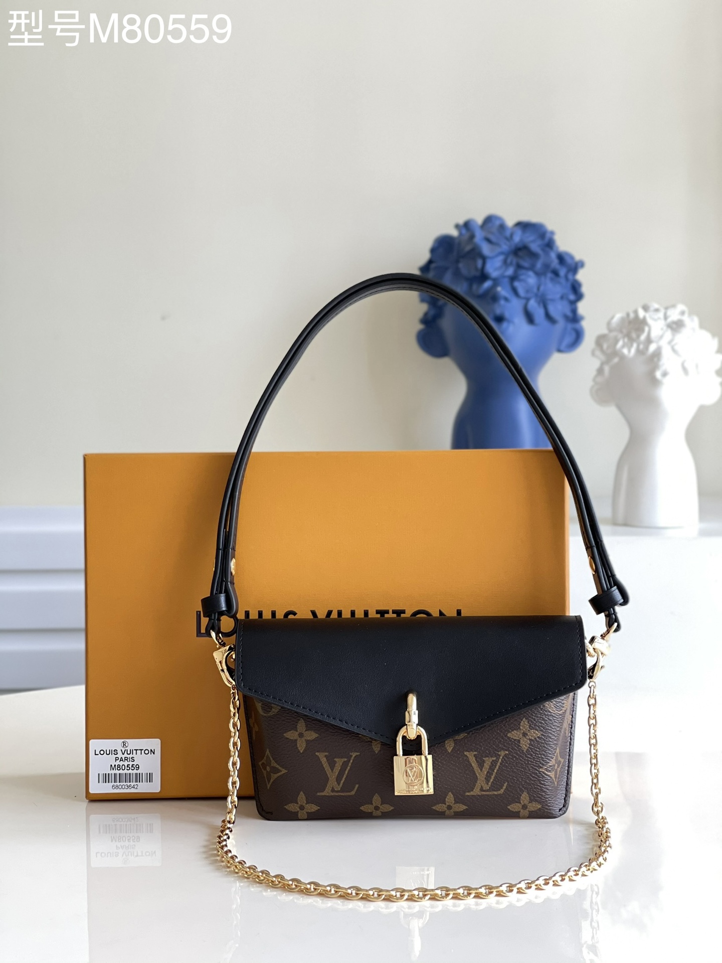 NO:397561,【Exclusive real shot M80559 black】Padlock on Strap handbag combines classic Monogram canvas and silky cowhide flap with a belt ring on the back. LV inscription padlock embellishes the safety magnetic buckle, detachable chain and removable and adjustable shoulder strap for shoulder and crossbody experience. Dimensions 19 x 11 x 3 cm v.,LV [original leather],louis vuitton,cowhide19860909【独家实拍 M80559黑】Padlock on Strap 手袋融合经典 Monogram 帆布和丝滑牛皮翻盖,背面配有束带圈.LV 铭纹挂锁点缀安全磁扣,可拆卸链条和可拆卸并调节的肩带实现肩背和斜挎体验.尺寸19 x 11 x 3 厘米 v.,LV【原厂皮】,louis vuitton,cowhide,Bag