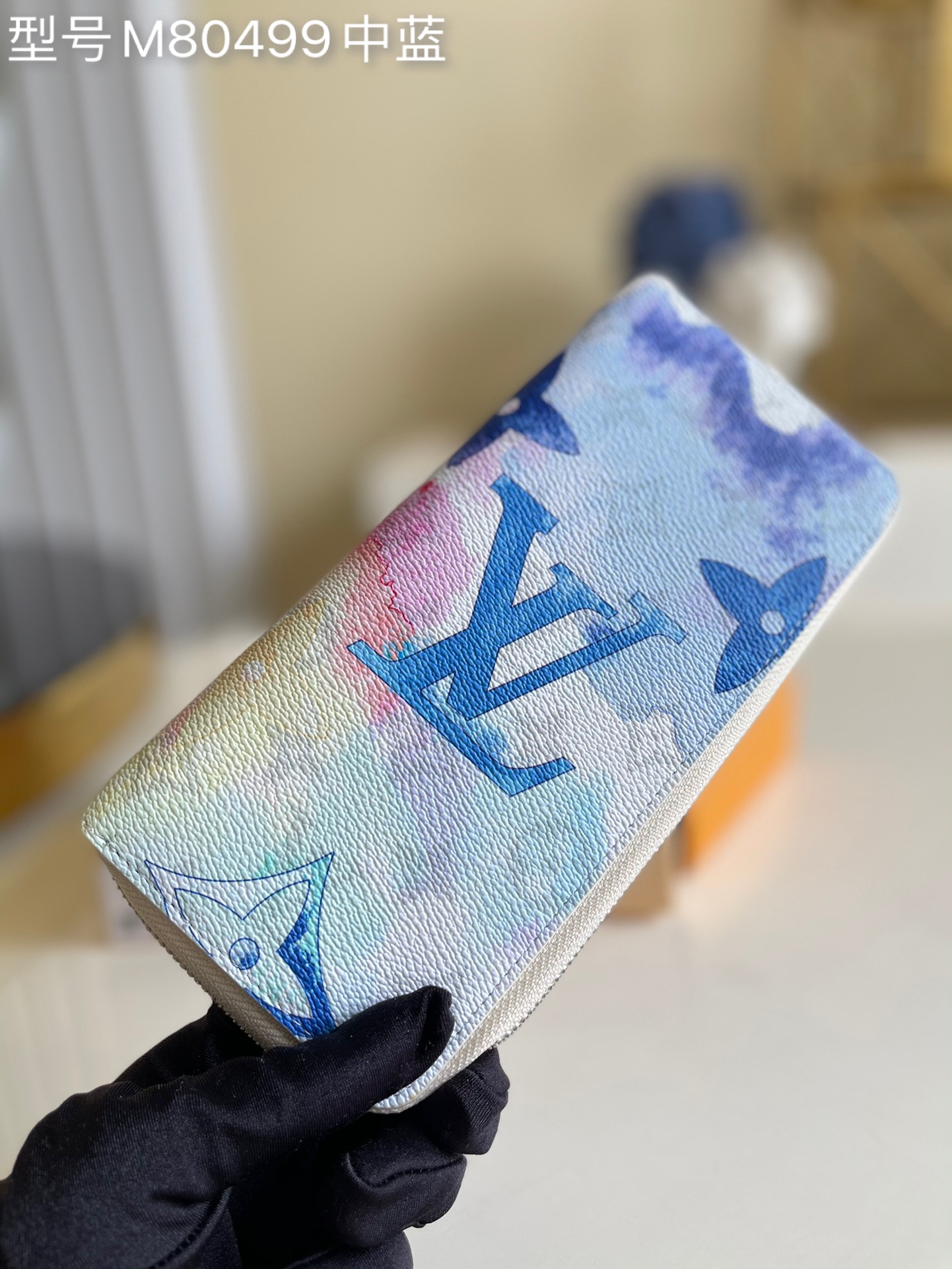 NO:397215,【Exclusive real photo M80499 medium blue】watercolor summer series This ZIPPY VERTICAL is made of Monogram Watercolor canvas, depicting Monogram patterns with watercolor brushstrokes. The exquisite design includes card slots, pockets and compartments, which can store banknotes, coins and notes. Size 10 x 20 x 2 cm z.300, LV [original leather], louis vuitton19860909【独家实拍M80499中蓝】watercolor 夏日系列 本款ZIPPY VERTICAL 取材 Monogram Watercolor 帆布,以水彩笔触描绘 Monogram 图案.考究设计内含卡位、口袋和隔层,可收纳纸钞、硬币和票据.尺寸10 x 20 x 2 cm z.300,LV【原厂皮】,louis vuitton,Bag