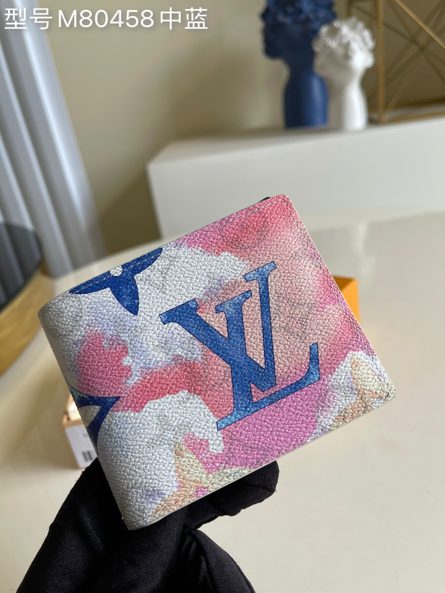 NO:397209,【Exclusive real photo M80458 medium blue】watercolor summer series MULTIPLE wallet material Monogram Watercolor Blue canvas, showing the irregular Monogram pattern designed by Virgil Abloh for midsummer, with card slots, banknote compartments and side mezzanine. Dimensions 11.5 x 9 x 1.5 cm z.,LV [original leather],louis vuitton19860909【独家实拍M80458中蓝】watercolor 夏日系列 MULTIPLE 钱夹取材 Monogram Watercolor Blue 帆布,展现 Virgil Abloh 为盛夏时节设计的不规则 Monogram 图案,设有卡位、纸钞隔层和侧面夹层.尺寸11.5 x 9 x 1.5 cm z.,LV【原厂皮】,louis vuitton,Bag