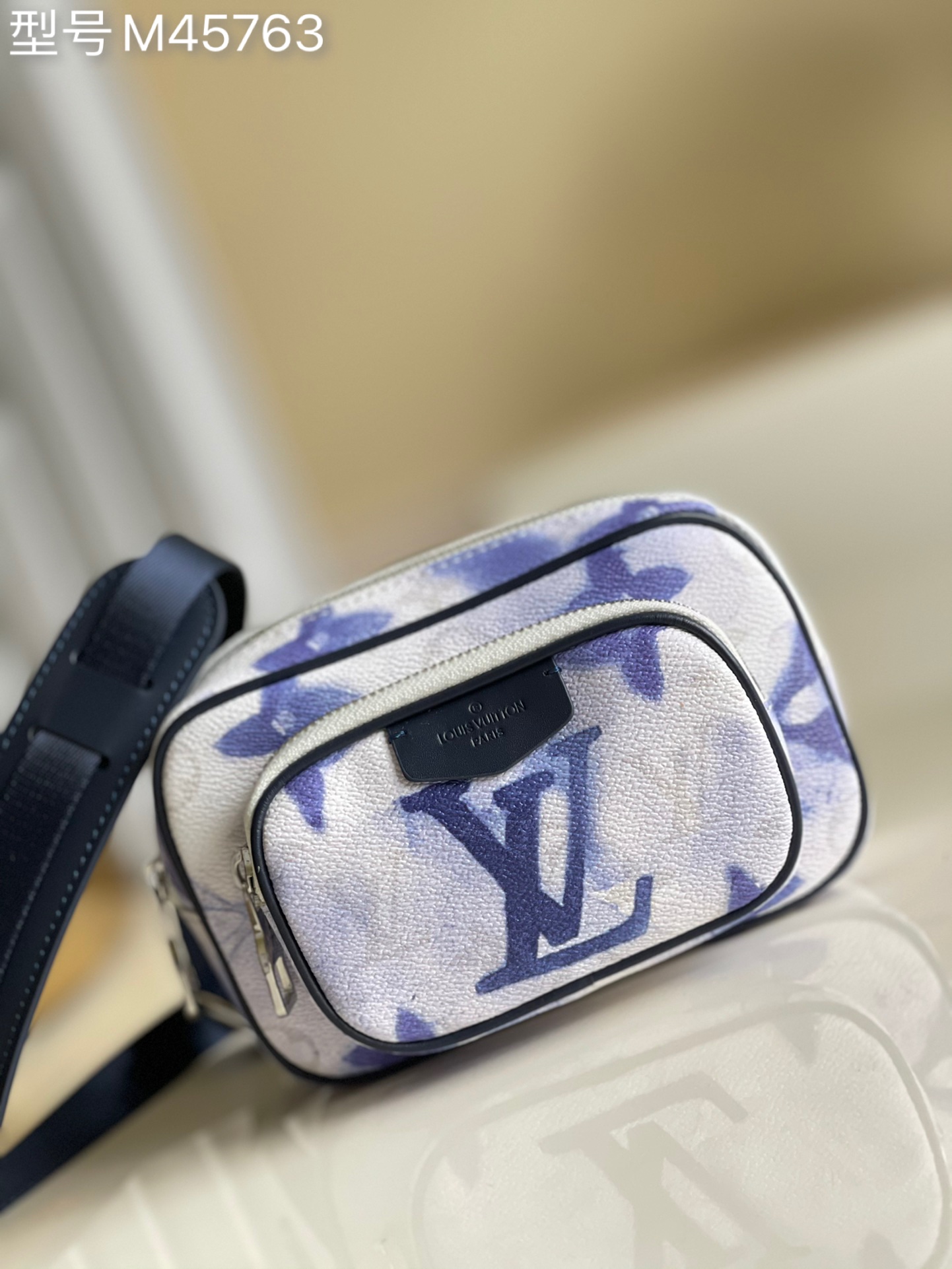 NO:397211,【Exclusive real photo M45763】watercolor summer series Outdoor Pouch handbags are stained with the soft smell of Monogram Watercolor Blue canvas, and can use the zipper compartment and front pocket to store mobile phones, keys and other daily needs. Remove the adjustable shoulder straps on the neck or crossbody and place them in other handbags. Size 15 x 9 x 7 cm d.570, LV [original leather], louis vuitton19860909【独家实拍M45763】watercolor 夏日系列 Outdoor Pouch 手袋沾染 Monogram Watercolor Blue 帆布的柔和气息,可利用拉链隔层和前袋收纳手机、钥匙等日常所需.卸下挂颈或斜挎的可调节肩带,即可置于其他手袋中.尺寸15 x 9 x 7 厘米 d.570,LV【原厂皮】,louis vuitton,Bag