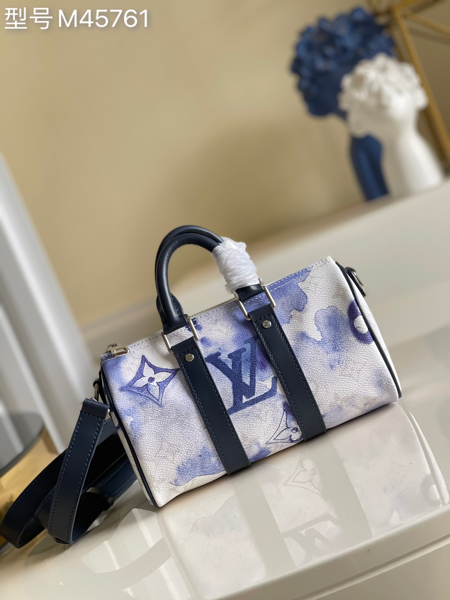 NO:397208,【Exclusive real shot M45761】watercolor summer series ink white This handbag renders watercolor flowers and LV letters, explaining Virgil Abloh's summer interpretation of Monogram patterns. The rolled leather handle reappears the 2019 Keepall's initial design, with removable shoulder straps to achieve the choice of shoulder and crossbody. Dimensions 21.0 x 12.0 x 9.0 cm (Length x Width x Height) d.,LV [Original Leather],louis vuitton19860909【独家实拍M45761】watercolor 夏日系列 水墨白 本款手袋渲染水彩花卉和 LV 字母,阐述 Virgil Abloh 对 Monogram 图案的夏日解读.轧制皮革手柄再现 年 Keepall 初版设计,可拆卸肩带实现肩背和斜挎选择. 尺寸 21.0 x 12.0 x 9.0 厘米 (长 x 宽 x 高) d.,LV【原厂皮】,louis vuitton,Bag