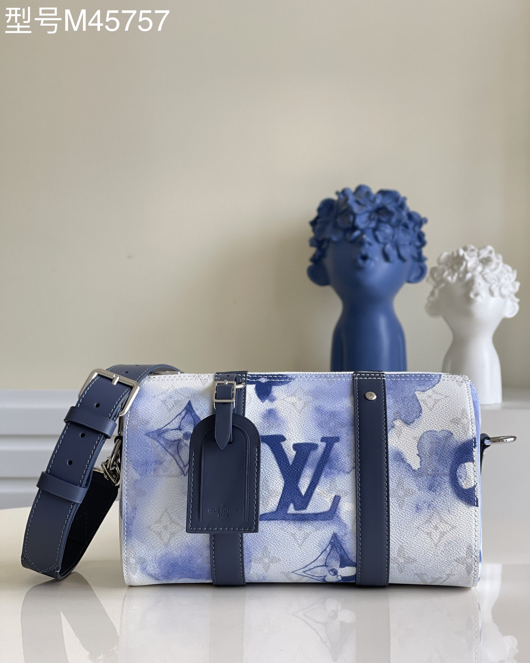NO:397214,【Exclusive real shot M45757】watercolor summer series Virgil Abloh reinterpreted the classic Keepall handbag that was released in 1930. For this City Keepall handbag, it wraps Monogram Watercolor Blue canvas, showing the unique look of Monogram pattern immersed in water marks and smudges. It can accommodate daily urban travel. Size 27 x 17 x 13 M.680, LV [original leather], louis vuitton19860909【独家实拍 M45757】watercolor 夏日系列 Virgil Abloh 重绎 1930 年问世的经典 Keepall 手袋,为此款 City Keepall 手袋包裹 Monogram Watercolor Blue 帆布,展现 Monogram 图案浸没于水纹晕染的别致观感.可容纳都市日常出行所需.尺寸27 x 17 x 13 M.680,LV【原厂皮】,louis vuitton,Bag