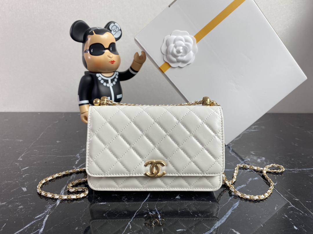 Chanel Early Autumn Advanced Handicraft Workshop Series Double Beads Golden Ball WOC Smooth cowhide is much more durable than lambskin. The chain