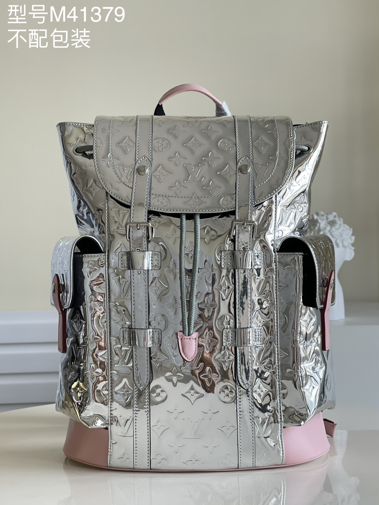 NO:397484,【Exclusive real photo M41379 silver powder】CHRISTOPHER mirror small backpack size 41 x 47 x 13 cm The diverse Christopher small backpack has a spacious interior space and a striking appearance, making it a daily bag that is very suitable for outdoor use. Its attractive design style is quite tasteful.m.900【Warm reminder that this backpack is too big and does not match the packaging!  】,LV【Original Factory】,louis vuitton,backpacks19860909【独家实拍M41379银配粉】CHRISTOPHER 镜面小号双肩背包 尺寸41 x 47 x 13 cm 功能多样的Christopher 小号双肩包拥有宽敞的包内空间和引人注目的外观,是一款非常适合户外使用的日常包款.其富有吸引力的设计风格颇具品味.m.900【温馨提示此款双肩包太大,不配包装！】,LV【原厂皮】,louis vuitton,backpacks,Bag