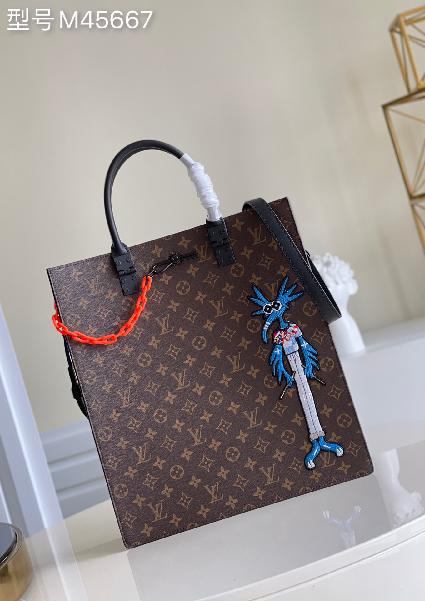 NO:397106,【Exclusive real shot M45667】Sac Plat postman bag uses Monogram canvas and matte leather trim to create a slim configuration, and invites Virgil Abloh to incarnate a cartoon image print for the spring and summer men's fashion show. Size 36 x 36 x 9 cm s.870, LV [original leather], louis vuitton19860909【独家实拍M45667】Sac Plat 邮差包以 Monogram 帆布和哑光皮革饰边塑造纤薄构型,并邀请 Virgil Abloh 为 春夏男士时装秀创作的小伙伴化身卡通形象印花.尺寸36 x 36 x 9 厘米 s.870,LV【原厂皮】,louis vuitton,Bag