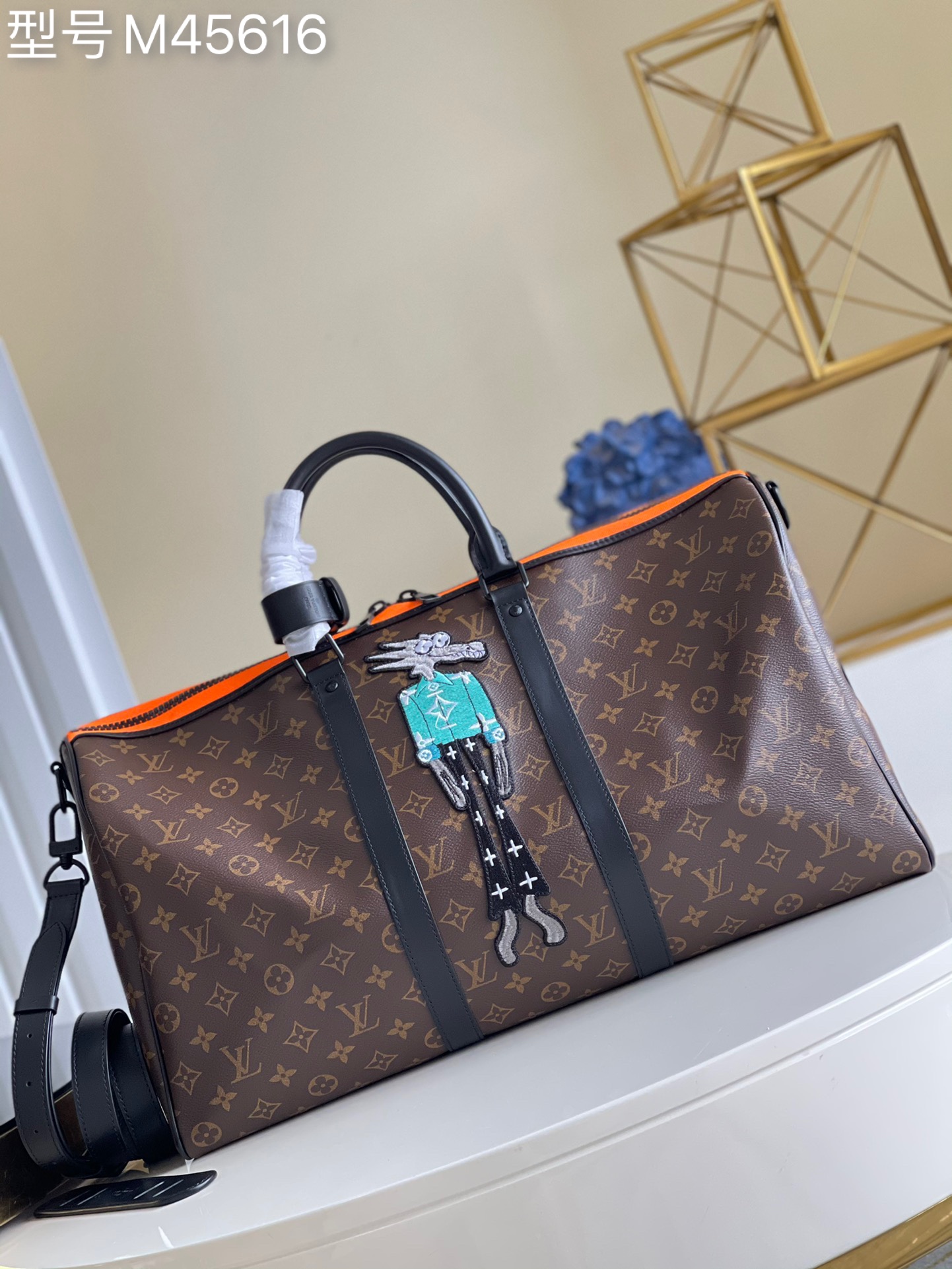 NO:397109,【Exclusive real shot M45616】This Keepall Bandoulière 50 travel bag material Monogram canvas and matte leather trim Invite Virgil Abloh to create animated characters embroidery patches to bring lively fun to short trips size50x29x23cm e.850,LV [original leather],louis vuitton19860909【独家实拍M45616】本款 Keepall Bandoulière 50 旅行袋取材 Monogram 帆布和哑光皮革饰边 邀请 Virgil Abloh 创作的《Zoooom with Friends》动画人物化身刺绣贴饰 为短途旅行带来活泼意趣 size50x29x23cm e.850,LV【原厂皮】,louis vuitton,Bag