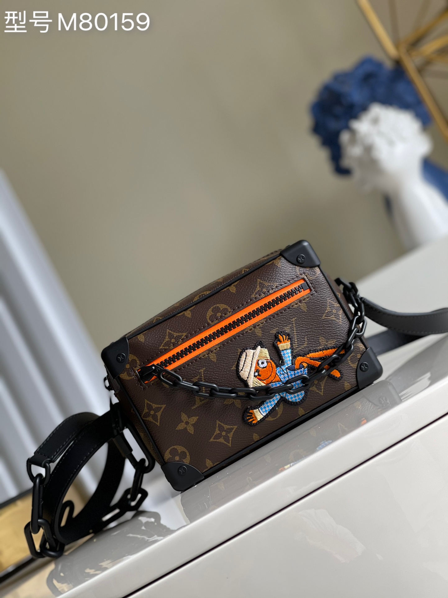 NO:397097,【Exclusive real shot M80159】Same style for men and women. This Mini Soft Trunk chain bag is made of Monogram canvas and matte leather trim, embroidered patches to present the animation image of 'Zoooom with Friends' created by Virgil Abloh for the spring and summer fashion show. The top and front pocket zippers are infused with lively and bright colors. Size 18.5 x 13 x 8 f.750, LV [original leather], louis vuitton19860909【独家实拍M80159】男女同款 本款 Mini Soft Trunk 链条包取材 Monogram 帆布和哑光皮革饰边,以刺绣贴饰呈现 Virgil Abloh 为 春夏时装秀创作的《Zoooom with Friends》动画形象.顶部及前袋拉链注入活泼亮彩.尺寸18.5 x 13 x 8 f.750,LV【原厂皮】,louis vuitton,Bag