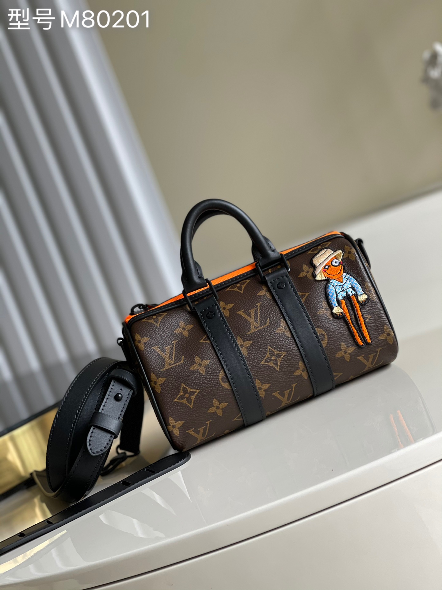 NO:397112,【Exclusive real shot M80201】The new version of the new product KEEPALL NANO Handbag Keepall Nano Men's Handbag is a compact version of the initial soft travel bag launched by the brand in 1930, blending Monogram canvas with black matte leather. A fluorescent orange next to the edge of the zipper makes this classic Louis Vuitton look shining. The cartoon character of Louis Vuitton friends embroidered on the embroidery patch is from the 'Zoom with friends' animated short film created by Virgil Abloh, the artistic director of men's clothing. Detailed features 21 x 12 x 9 cm f.650,LV [original leather], louis vuitton, louis vuitton, louis vuitton. Detailed features 21 x 12 x 9 cm f.650,LV [original leather], louis vuitton, louis vuitton19860909【独家实拍 M80201】对版新品 KEEPALL NANO 手袋 Keepall Nano 男士手袋为品牌于 1930 年推出的初始柔软旅行袋的小巧版本,将 Monogram 帆布与黑色哑光皮革相融合.拉链边缘旁的一抹荧光橙令此经典路易威登造型熠熠生辉.刺绣贴饰上点缀的路易威登好友卡通人物出自男装艺术总监 Virgil Abloh 打造的“Zoom with friends”动画短片.详细特征21 x 12 x 9 cm f.650,LV【原厂皮】,louis vuitton,louis vuitton,Bag