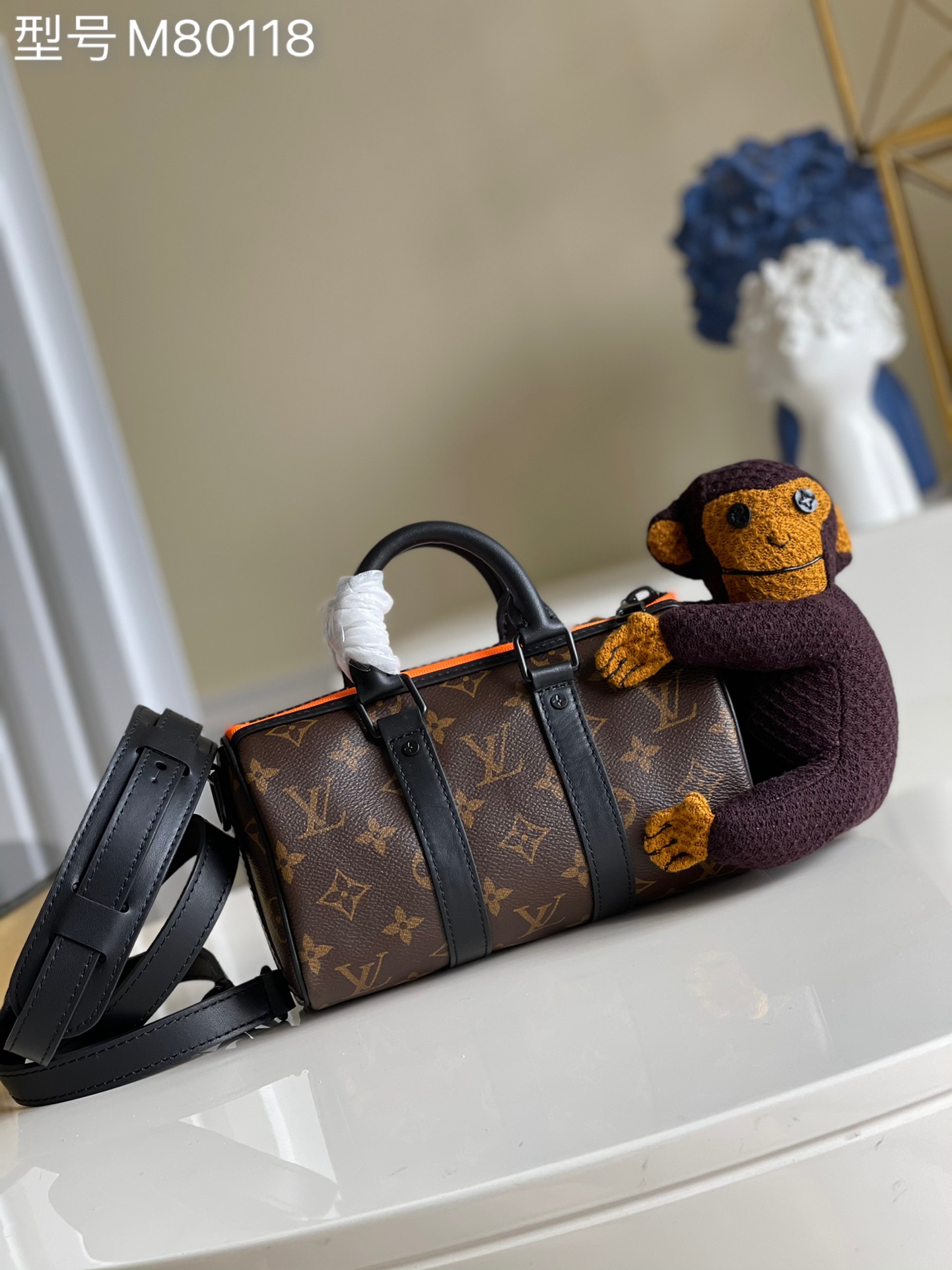 NO:397115,【Exclusive real shot M80118】In the spring and summer series, men's art director Virgil Abloh launched the Keepall Nano handbag. The handbag is equipped with a friend's cartoon character knitted doll, which is from his animated short film 'Zoom with friends'. Made of Monogram canvas and matte black leather, it is compact and practical. A fluorescent orange color next to the edge of the zipper adds to the brilliance of this handbag. Size 21 x 12 x 9cm s.750, LV [original leather], louis vuitton19860909【独家实拍M80118】在 春夏系列中,男装艺术总监 Virgil Abloh 推出 Keepall Nano 手袋.手袋配有好友卡通人物针织玩偶,该人物出自其打造的“Zoom with friends”动画短片.由 Monogram 帆布和哑光黑色皮革制成,小巧实用.拉链边缘旁的一抹荧光橙色为此手袋增辉.尺寸21 x 12 x 9cm s.750,LV【原厂皮】,louis vuitton,Bag