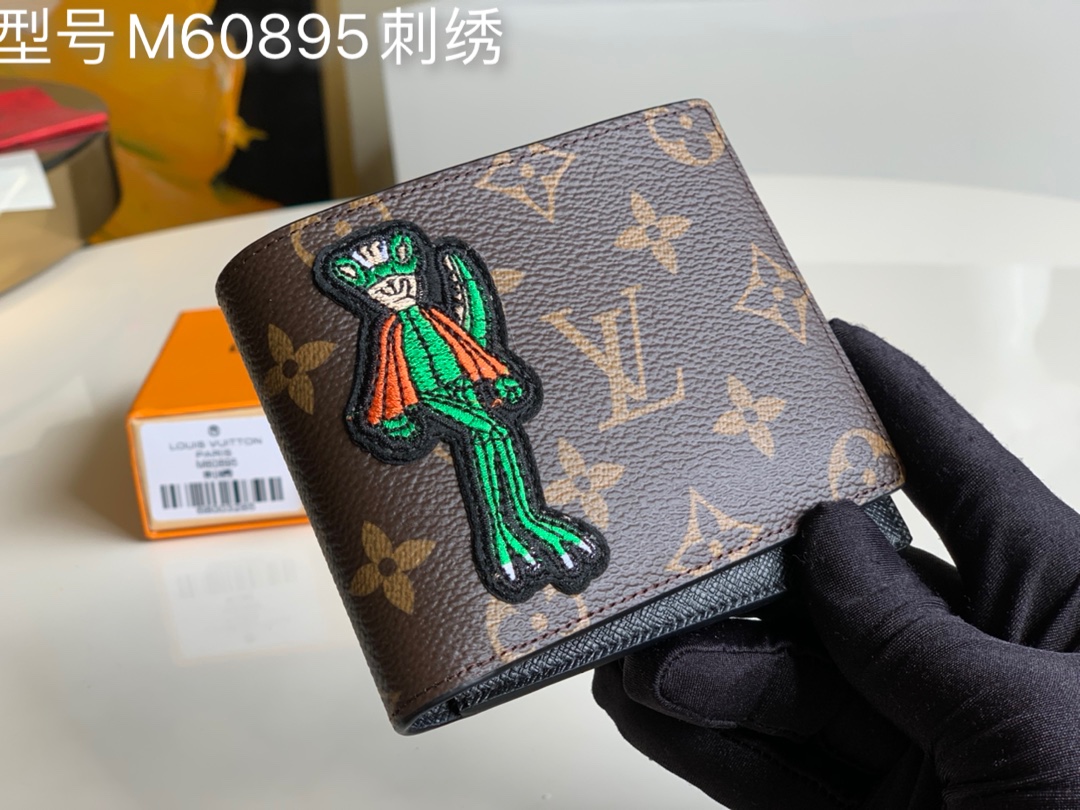 NO:397111,[Exclusive real-life M60895 embroidery] MULTIPLE short money clip M60895 embroidery uses cool canvas with soft leather inner lining, with practical compartments and card slots to easily store credit cards, banknotes, receipts, etc. The folding and closing design is smaller and exquisite and can be carried with you. Size 11.5 x 9. cm (length x height) A.,LV [original leather],louis vuitton19860909【独家实拍M60895刺绣】MULTIPLE短钱夹M60895刺绣采用炫酷帆布搭配柔软皮革內里,内有实用隔层和卡槽可轻松收纳信用卡、纸钞、收据等.折叠开合设计更小巧玲珑可随身携带.尺寸11.5 x 9. cm (长度 x 高度) A.,LV【原厂皮】,louis vuitton,Bag