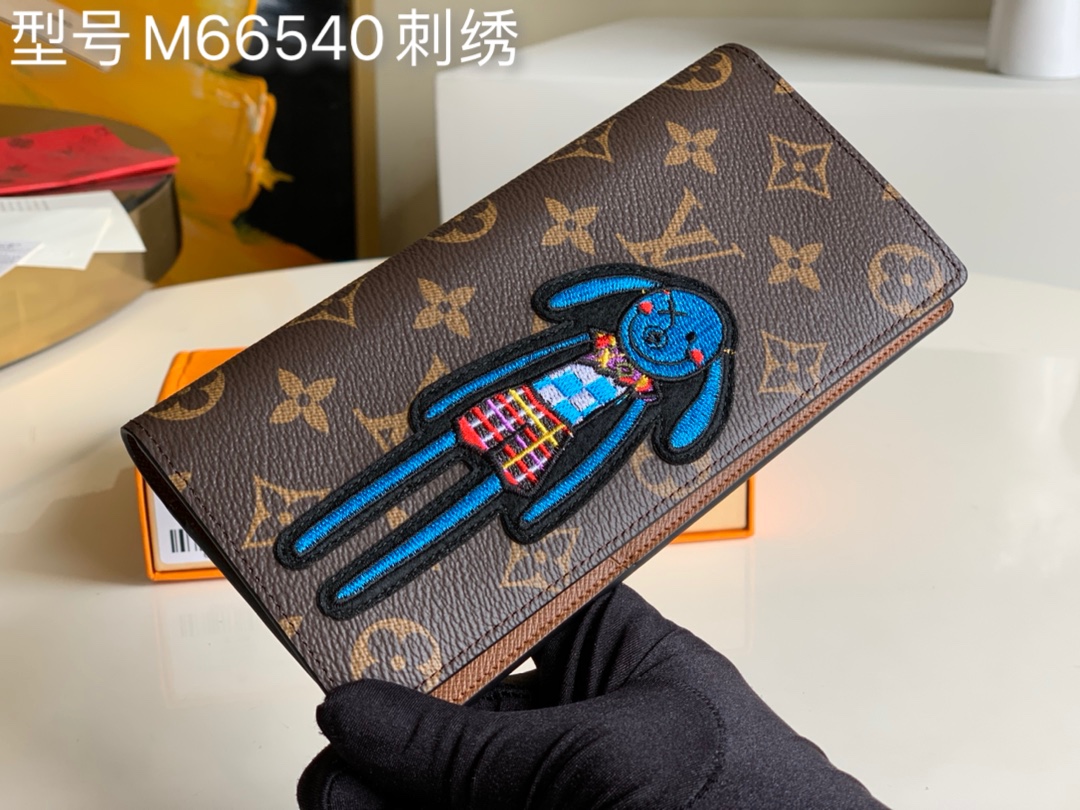 NO:397088,【Exclusive real-life M66540 embroidery】BRAZZA wallet This Brazza wallet made of Monogram canvas exudes an unstoppable masculinity. It has plenty of space and complete functions, and can be easily stored in the jacket pocket. It can hold change, credit cards and banknotes.A.,LV [original leather],louis vuitton, wallets, jackets & coats19860909【独家实拍M66540刺绣】BRAZZA 钱夹 这款用Monogram帆布制作的Brazza钱包散发着势不可挡的阳刚之气.空间充足,功能齐全,可轻易地收纳入外套口袋.可以装零钱、信用卡和纸币.A.,LV【原厂皮】,louis vuitton,wallets,jackets & coats,Bag