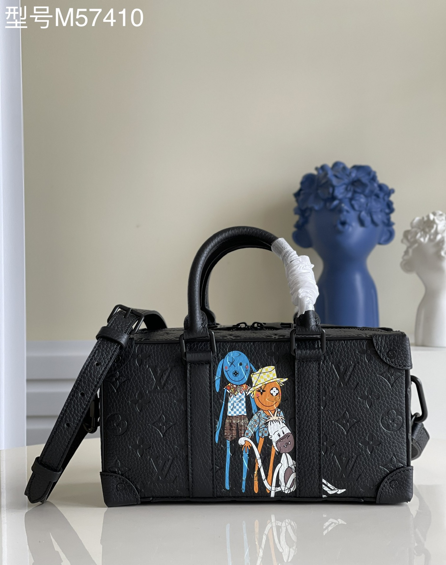 NO:397089,【Exclusive real photo M57410 g color】The new SPEEDY SOFT TRUNK handbag Speedy Soft Trunk handbag is a Taurillon leather embossed Monogram pattern, showing the animation image of 'Zoooom with Friends' created by Virgil Abloh for the spring and summer men's fashion show. The detachable shoulder strap and top handle enable a variety of portable options. Size 27 x 11.5 x 15 cm.m., LV [original leather], louis vuitton19860909【独家实拍M57410 克色】新款SPEEDY SOFT TRUNK 手袋 Speedy Soft Trunk 手袋为 Taurillon 皮革压印 Monogram 图案,展现 Virgil Abloh 为 春夏男士时装秀创作的《Zoooom with Friends》动画形象.可拆卸肩带和顶部手柄实现多种背携选择.尺寸27 x 11.5 x 15 厘米.m.,LV【原厂皮】,louis vuitton,Bag