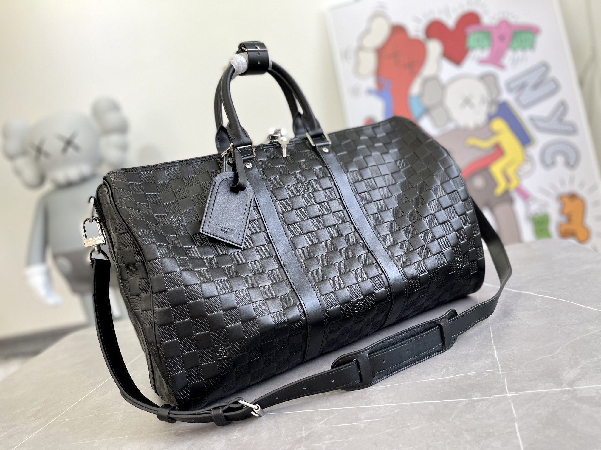 NO:659230,Top original order N41145 This Keepall 45 travel bag with shoulder strap is made of soft Damier Infini leather, inheriting the classic style. Whether it is carried on the shoulder or carried in the hand, its iconic shape will become your fashionable travel companion. Size 45 x 27 x 20 cm, genuine LV, Louis Vuitton19860909顶级原单N41145 这款Keepall 45 配肩带旅行袋采用柔软的Damier Infini 皮革,传承了经典风格.无论肩背还是手提,其标志性的外形都将成为您旅行的时尚伴侣.尺寸45 x 27 x 20 厘米,正品级LV,louis vuitton,Bag