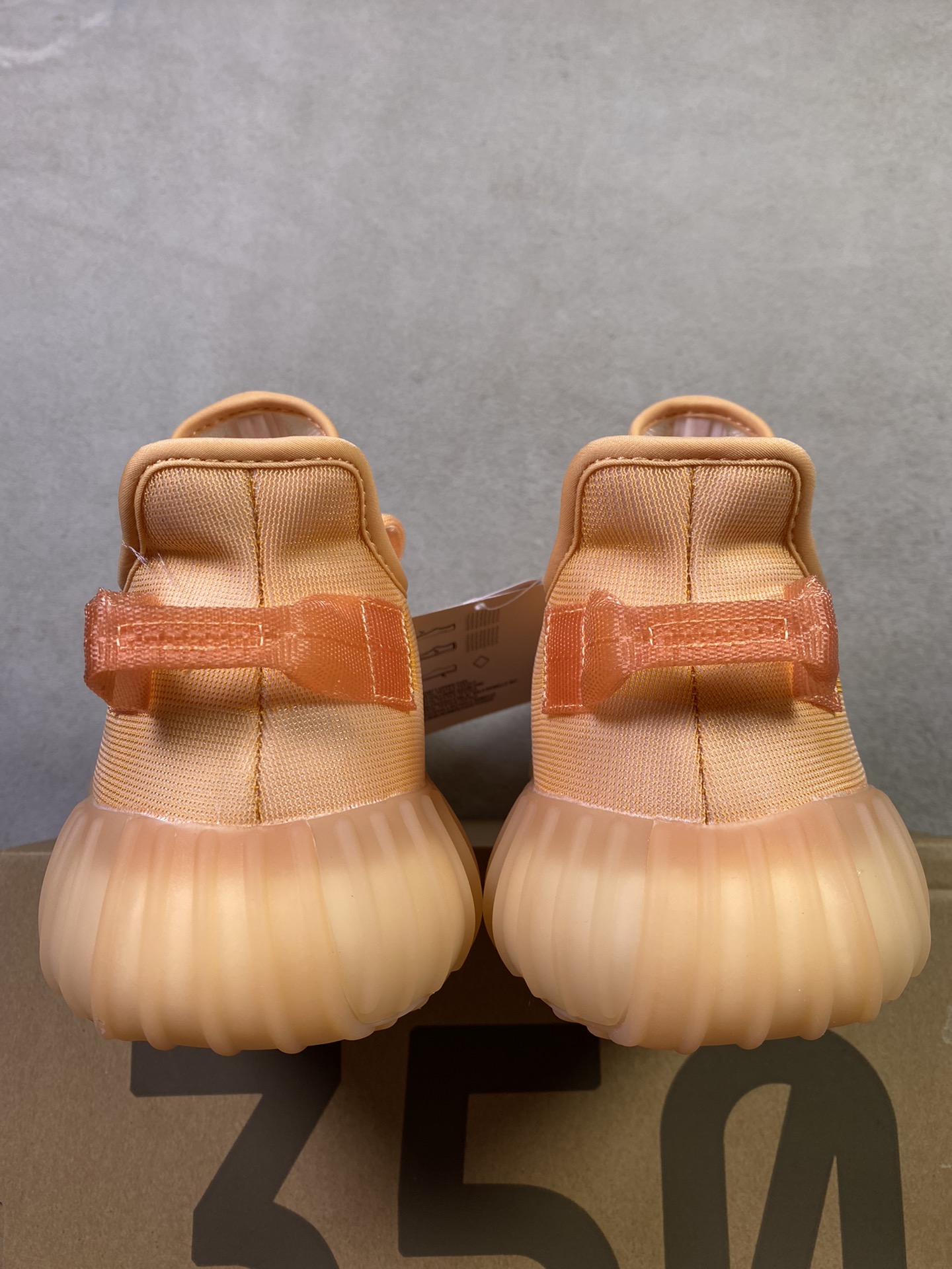 YEEZY350v2“MonoClay”黏土最强性价比版本V2全新全透网纱系列懂货的看鞋型一眼便知不用赘