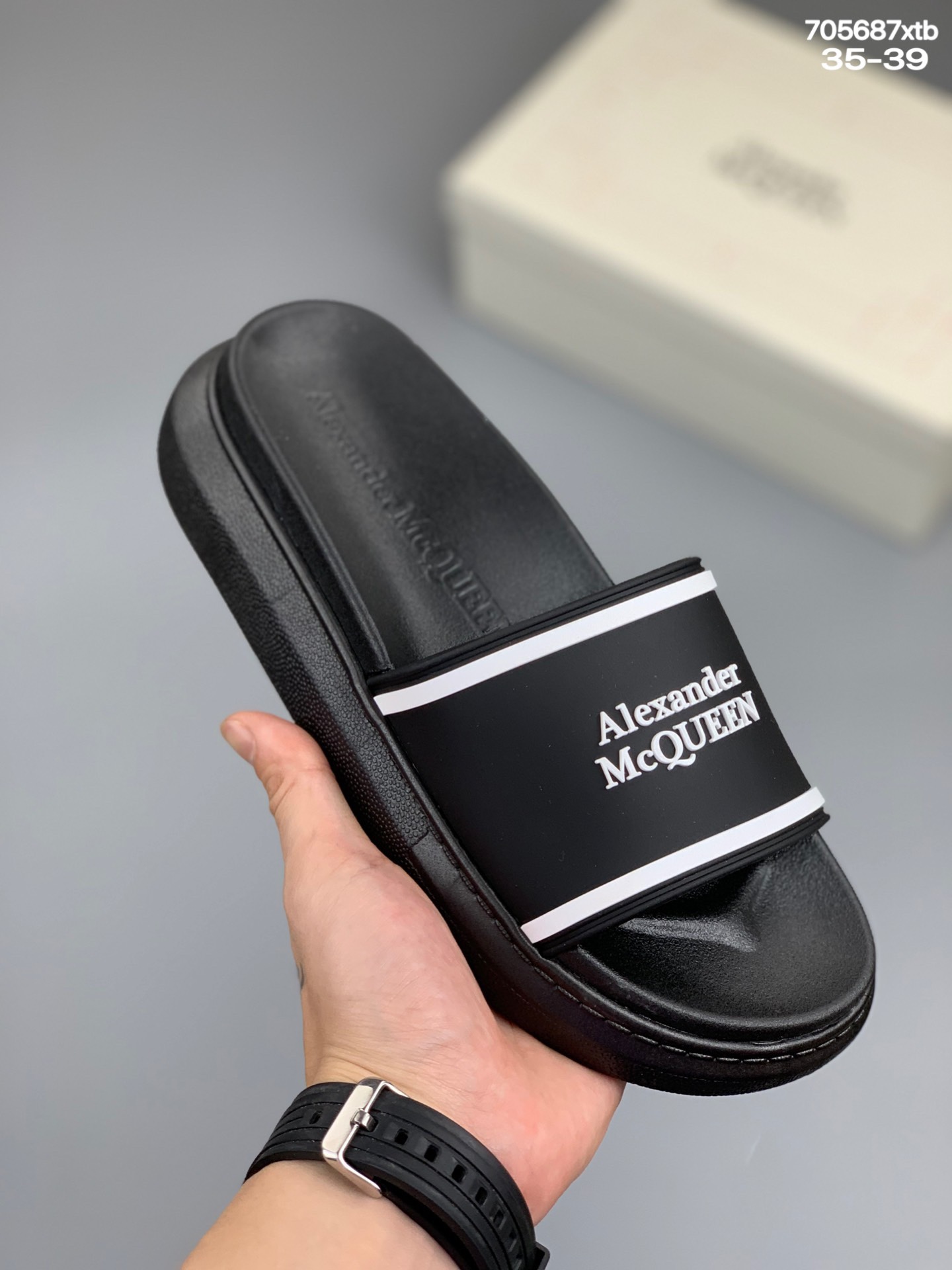  
【Alexander mcqueen 】。麦昆拖鞋系列：高端品牌 3D制面，xt升级版大底，更轻便，防滑。市场顶级品质，潮人必备，夏季拖鞋的季节来了，穿起来超级唯美. 尺码：35一39 编码：705687xtb