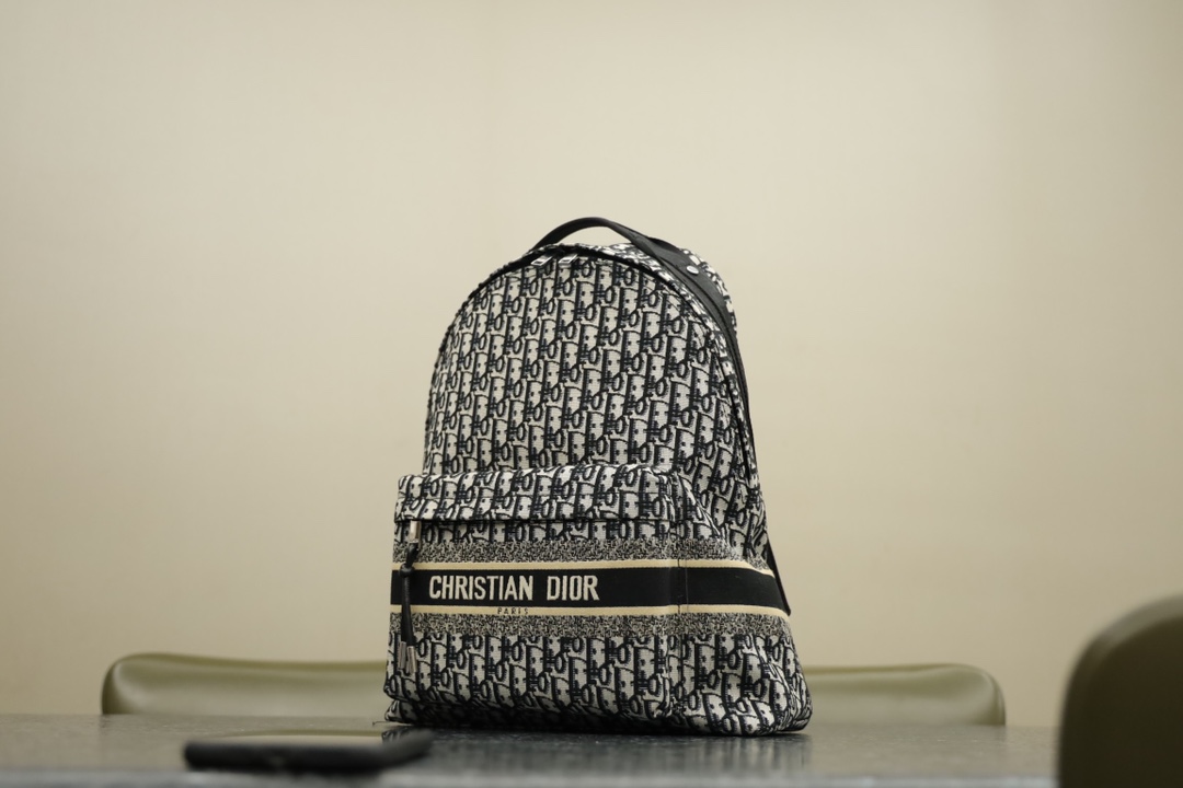 迪奥Dior 男士双肩包🅿️2300 进口布料制作.延续了老花logo设计.复古浓厚的艺术气息.经典的街拍背包款式.轻便.环保也有奢侈品的时尚设计.整体大胆又时髦. 规格:41*35*15cm