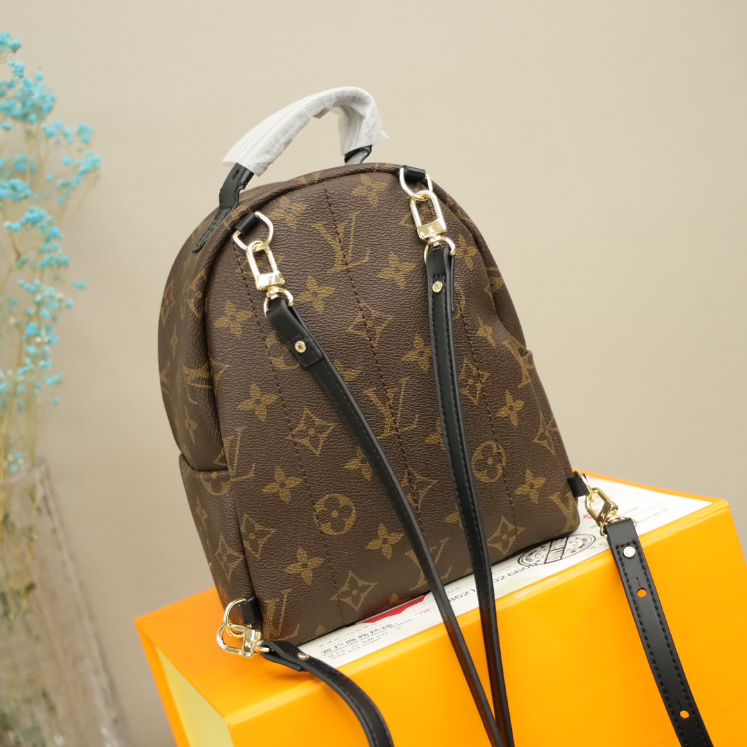 LV女士迷你双肩背包🅿️280 原单品质. 此款背包惊人的风格变化.将一件朴素的日用品变为一款时髦而极度迷人的都市包袋.此款由柔软的Monogram帆布制成的迷你背包娇小可爱.拥有多用背带.方便斜背. 规格：22*17*10 cm