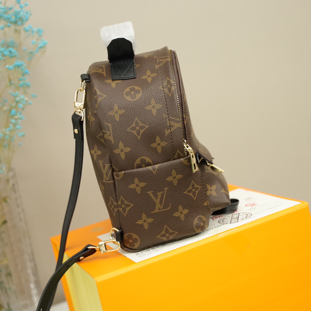 LV女士迷你双肩背包🅿️280 原单品质. 此款背包惊人的风格变化.将一件朴素的日用品变为一款时髦而极度迷人的都市包袋.此款由柔软的Monogram帆布制成的迷你背包娇小可爱.拥有多用背带.方便斜背. 规格：22*17*10 cm