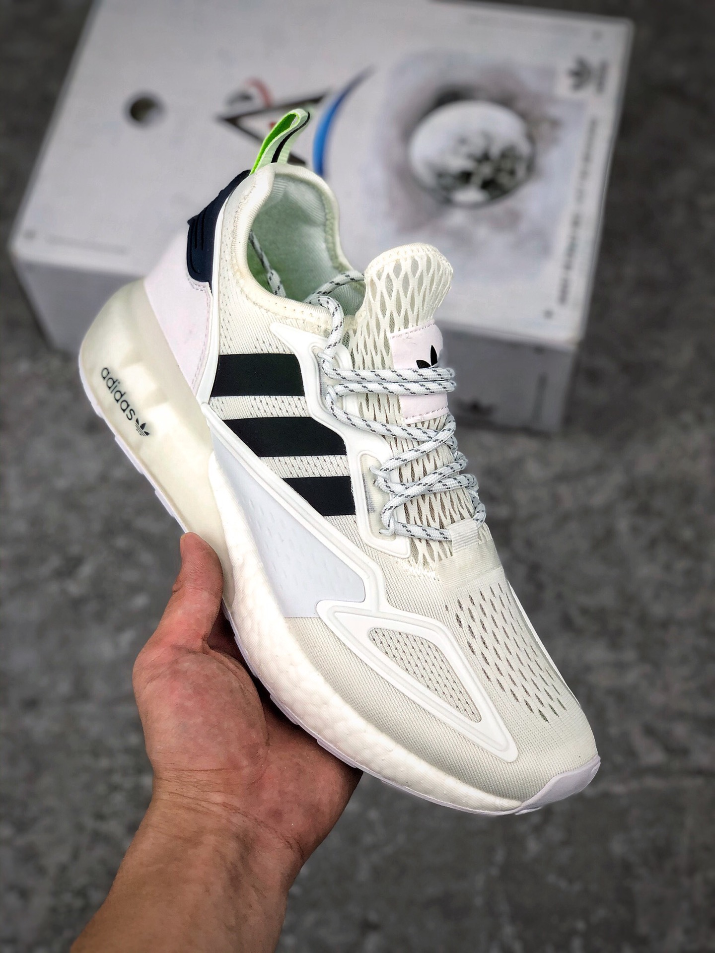  支持放店
公司级阿迪达斯Adidas Originals ZX 2K Boost 全新爆米花缓震休闲运动跑鞋。以80年代跑鞋为灵感 采用网材和热塑性聚氨酯弹性体(TPU)鞋面，含反光材质，力求助你彰显自我，Boost中底，旨在带来舒适运动感
货号:FZ3900
尺码36-45