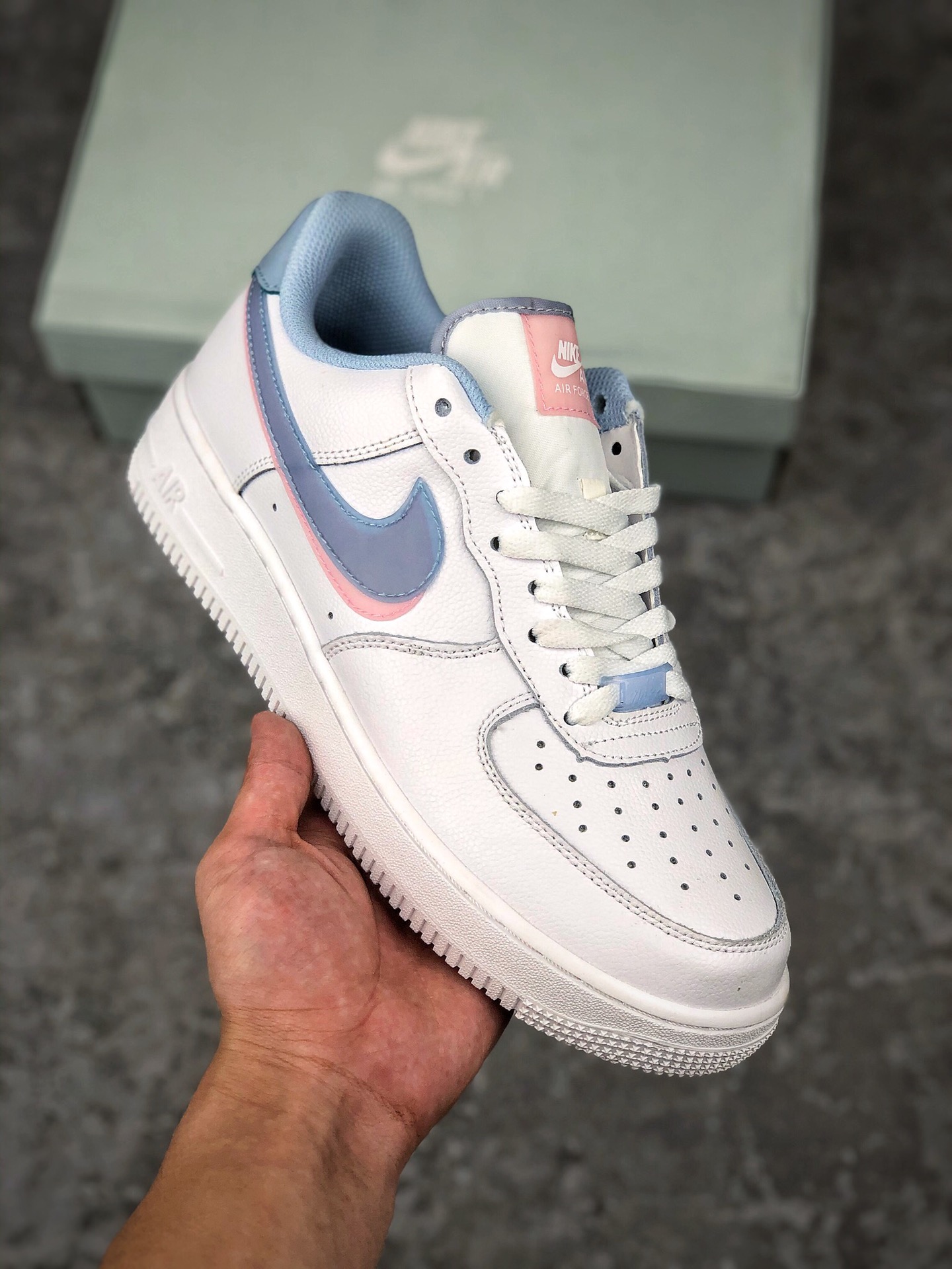  支持放店
耐克Nike Air Force1’ 07 蓝粉双钩原楦头原纸板 打造纯正空军专注外贸渠道 全掌内置蜂窝气垫 #原盒配件 原厂中底钢印、拉帮完美   官方货号：CW1574-100 
尺码36-40