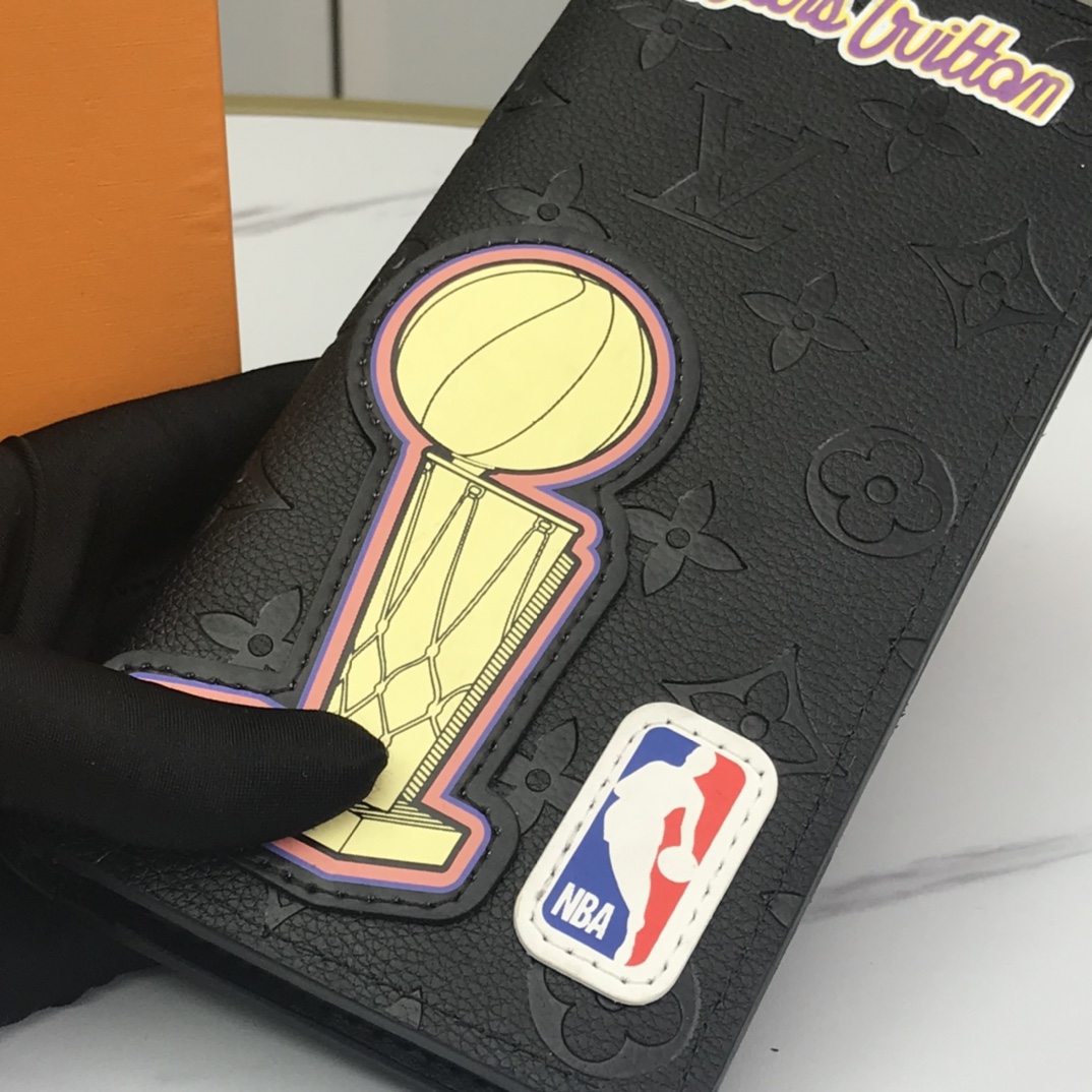 Bifold wallet bill compartment