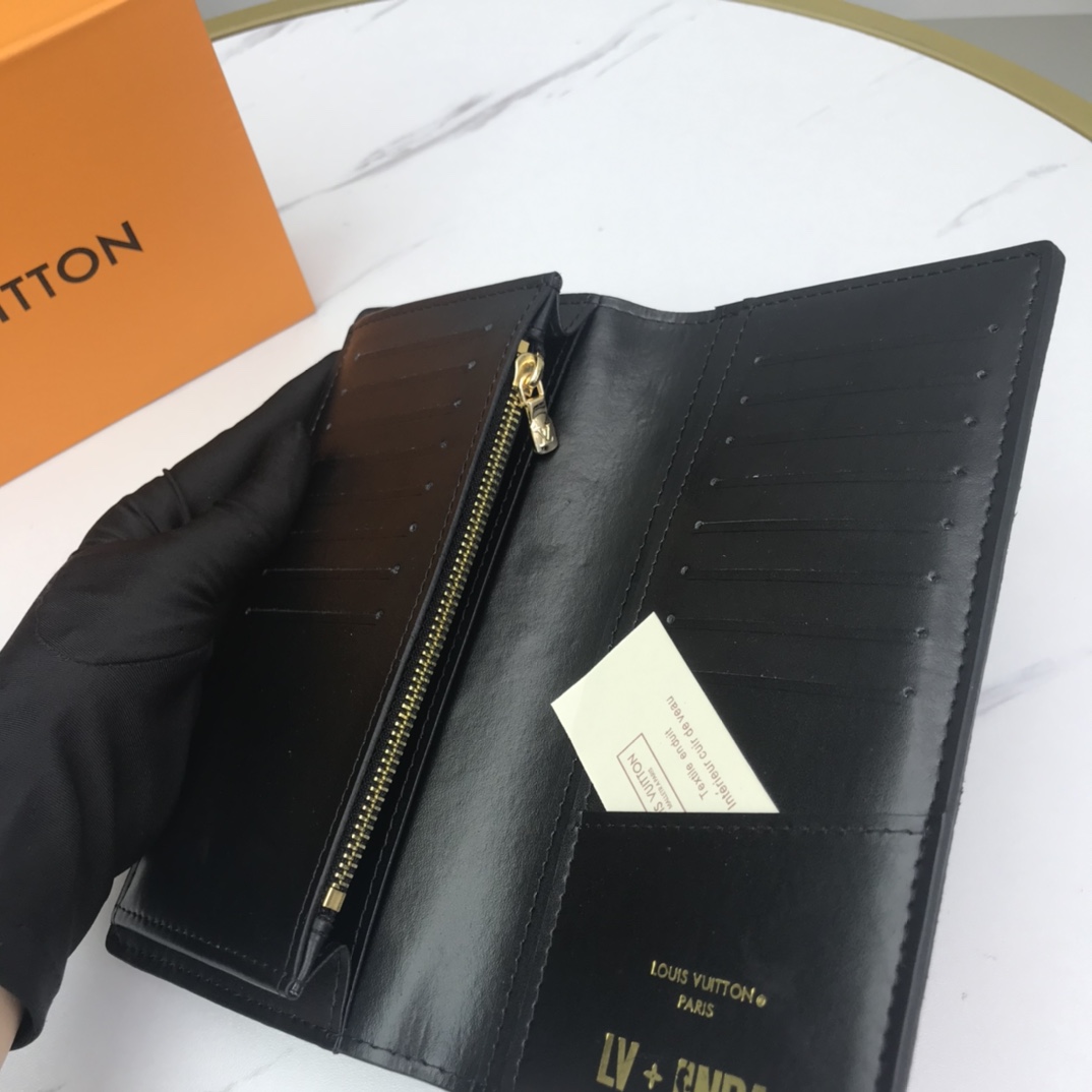 Different color options of the bifold wallet