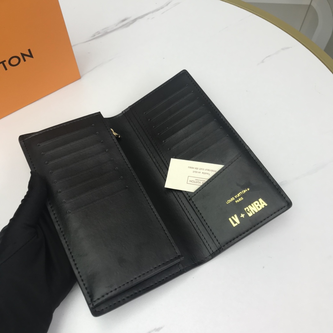 Bifold wallet in hand size comparison