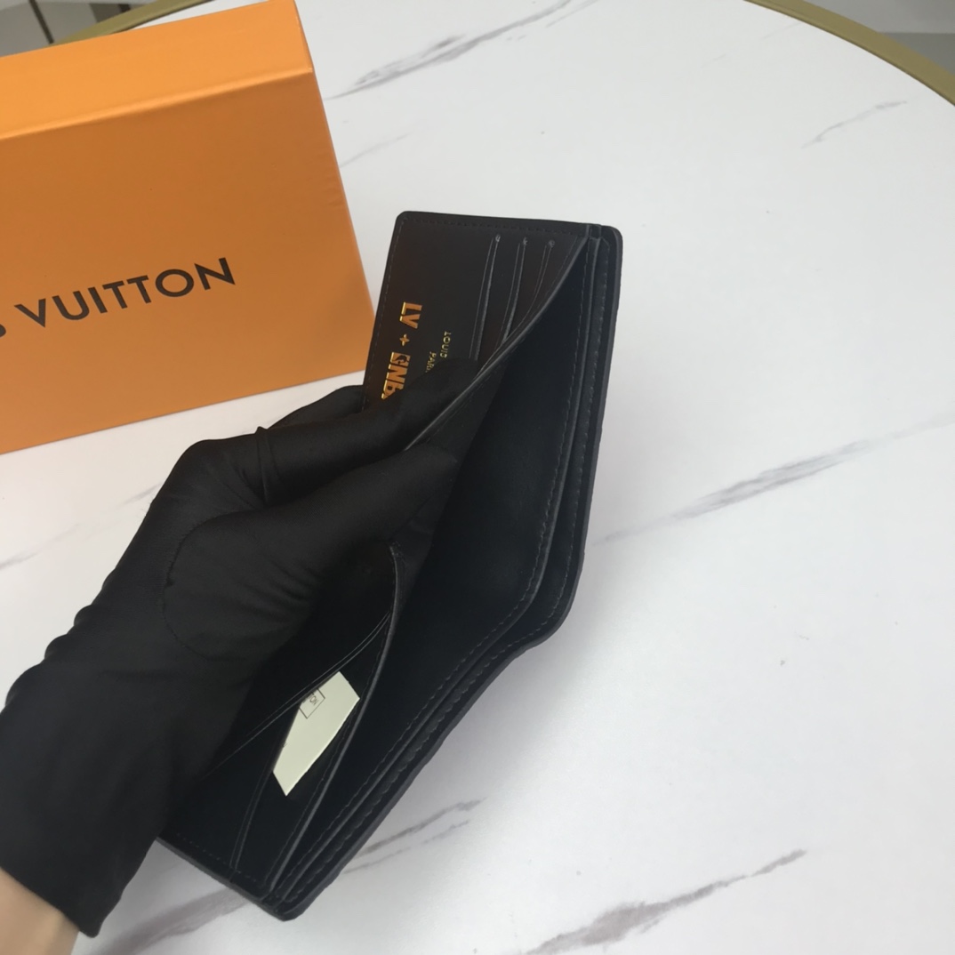 Product in use showing the wallet in a pocket or bag.