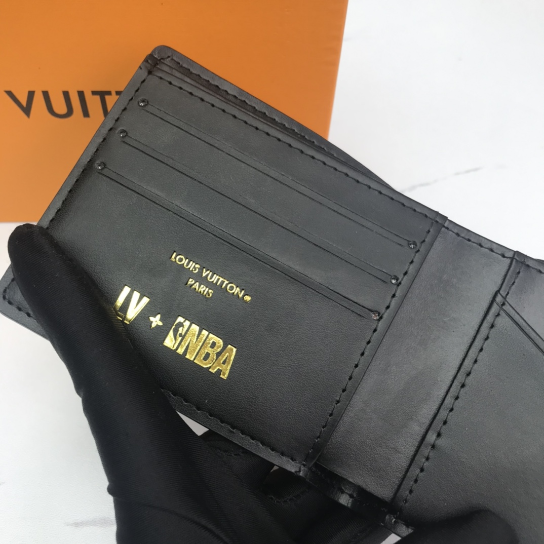 Cash compartment of the bifold leather wallet